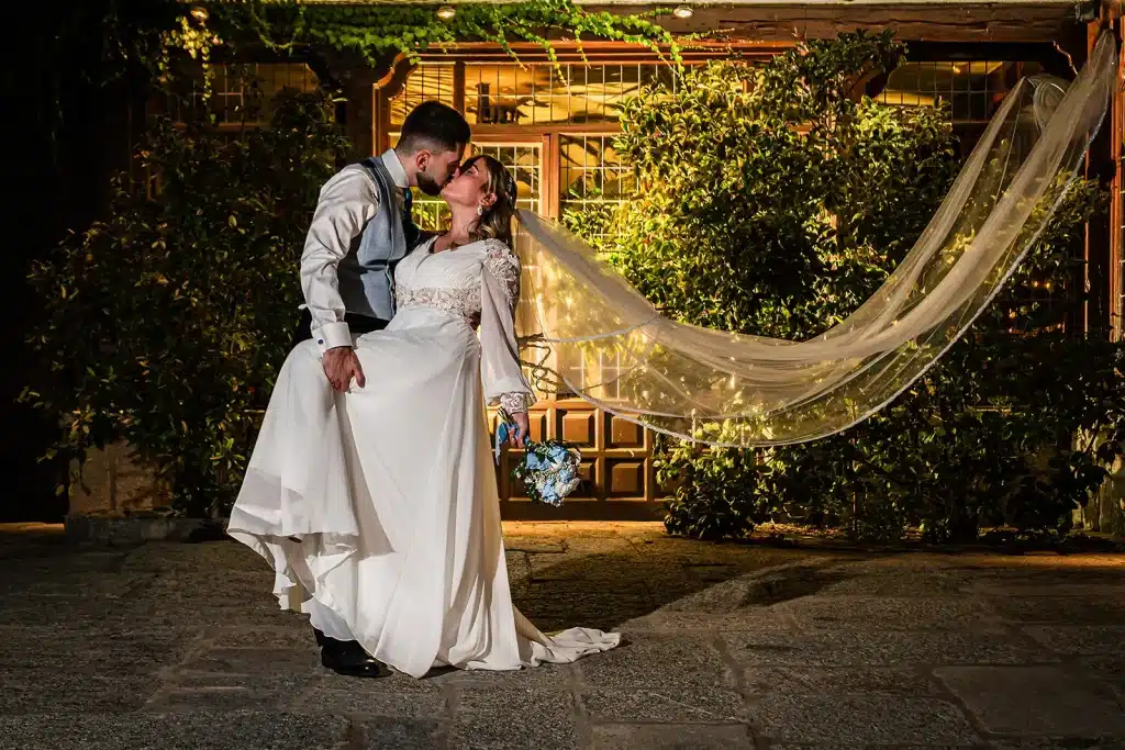 Reportaje de boda editorial de Alba y Félix en los exteriores de La Quinta de Illescas.